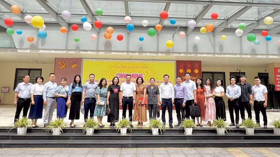 Đại biểu chụp ảnh lưu niệm tại trường Tiểu học Kim Đồng.