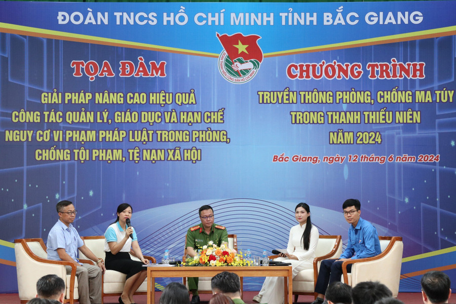 Đại diện khách mời chia sẻ tại chương trình tọa đàm. Đại diện khách mời chia sẻ tại chương trình tọa đàm.