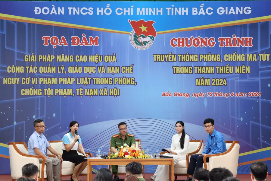 Đại diện khách mời chia sẻ tại chương trình tọa đàm. Đại diện khách mời chia sẻ tại chương trình tọa đàm.