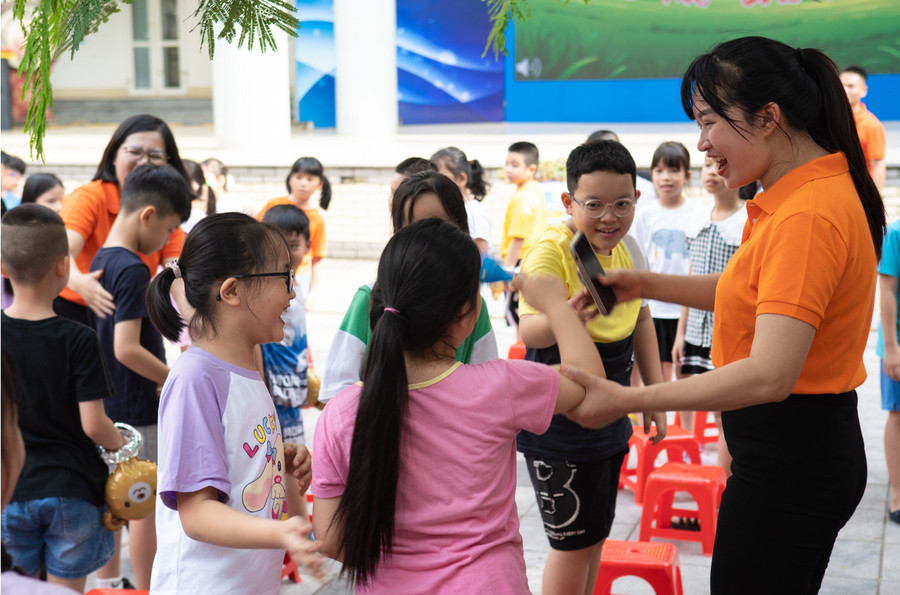 Cô trò hân hoan khai mạc CLB hè 2024. Cô trò hân hoan khai mạc CLB hè 2024.