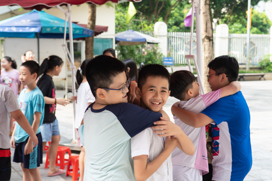 Học sinh hân hoan cùng bạn tham gia CLB hè. Học sinh hân hoan cùng bạn tham gia CLB hè.