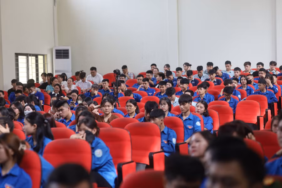 Đông đảo học sinh, sinh viên dự chương trình. Đông đảo học sinh, sinh viên dự chương trình.