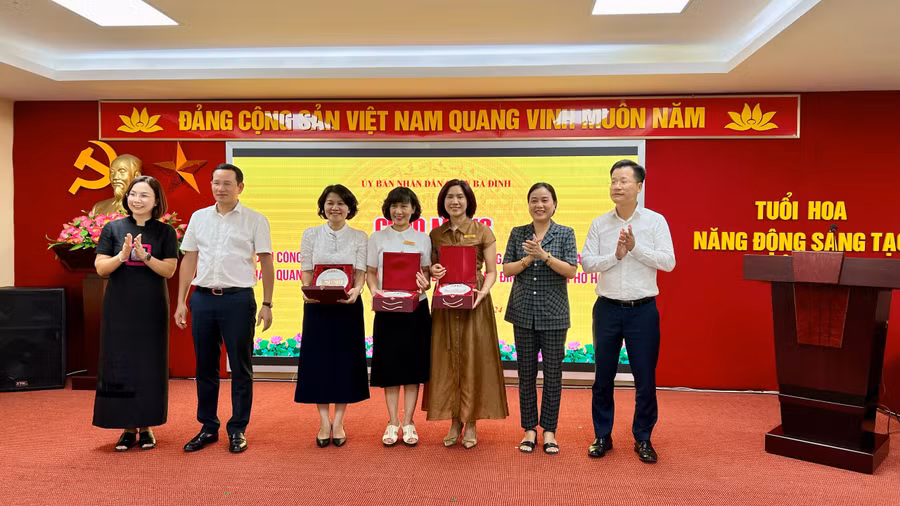 Đại diện 2 đơn vị trao quà kỷ niệm cho các trường học khi tới thăm quan.