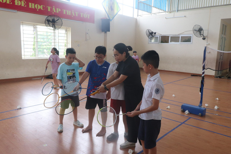 Cô giáo hướng dẫn trò với kỹ thuật môn Cầu lông. Cô giáo hướng dẫn trò với kỹ thuật môn Cầu lông.