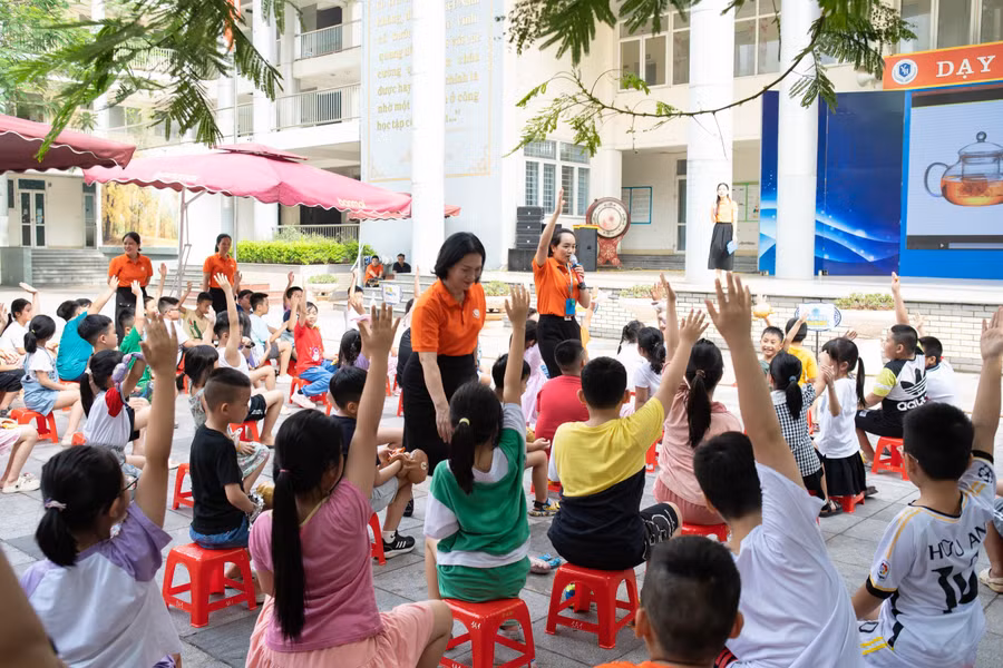 Cô trò trường Tiểu học Yên Hòa hân hoan khai mạc CLB hè.