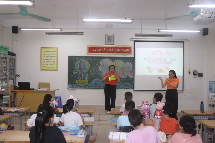 Các CLB diễn ra sôi nổi ngay sau giờ khai mạc. Các CLB diễn ra sôi nổi ngay sau giờ khai mạc.