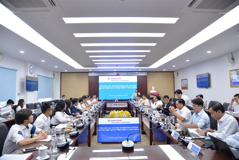 Quang cảnh buổi làm việc. Quang cảnh buổi làm việc.