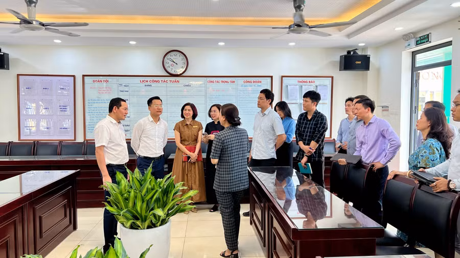 Các đại biểu thăm quan cơ sở vật chất trường học tại quận Ba Đình.