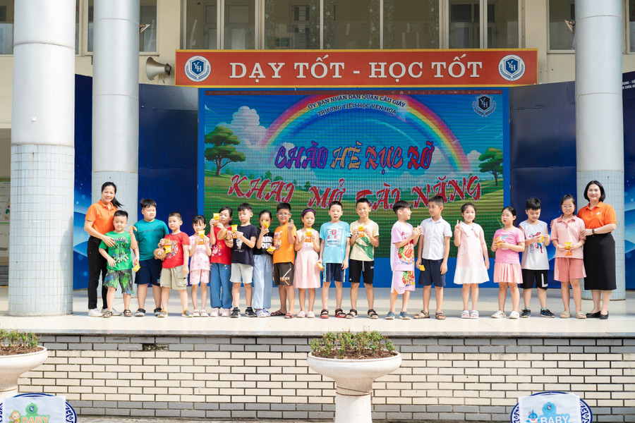 Cô Đào Thị Thúy - Hiệu trưởng Trường Tiểu học Yên Hòa (bên phải ngoài cùng) trao quà cho học sinh trong buổi lễ khai mạc. Cô Đào Thị Thúy - Hiệu trưởng Trường Tiểu học Yên Hòa (bên phải ngoài cùng) trao quà cho học sinh trong buổi lễ khai mạc.