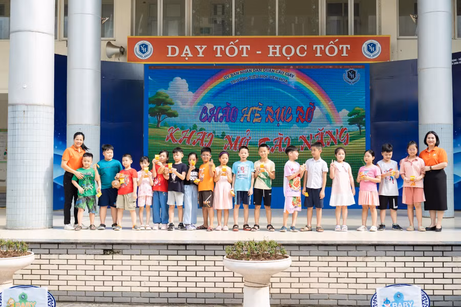 Cô Đào Thị Thúy - Hiệu trưởng Trường Tiểu học Yên Hòa (bên phải ngoài cùng) trao quà cho học sinh trong buổi lễ khai mạc.