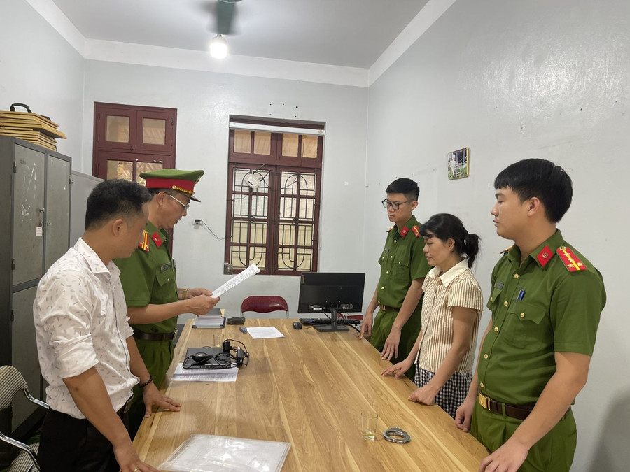 Cơ quan điều tra tống đạt các Quyết định, lệnh đối với bị can Vũ Thị Hải Truyền.