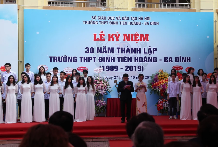 Lễ kỷ niệm 30 năm Ngày thành lập Trường THPT Đinh Tiên Hoàng. 