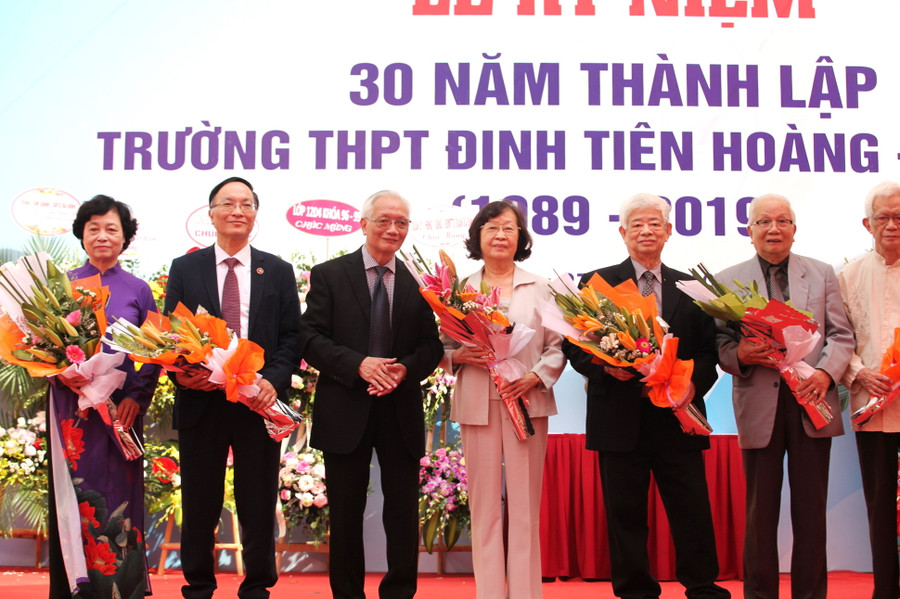 Các thế hệ giáo viên trường Đinh Tiên Hoàng.