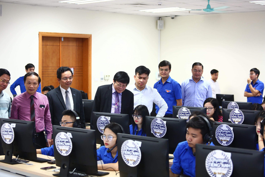 Các thí sinh dự thi tại Trường Đại học Kinh tế Quốc dân.