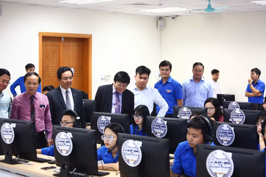 Các thí sinh dự thi tại Trường Đại học Kinh tế Quốc dân.