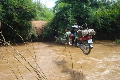 Màn đu dây qua sông của 100 hộ dân xã Hòa Lễ, Đăk Lăk