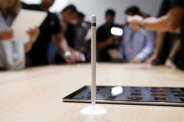 iPad Pro, Surface Pro 4 iPad Pro, Surface Pro 4