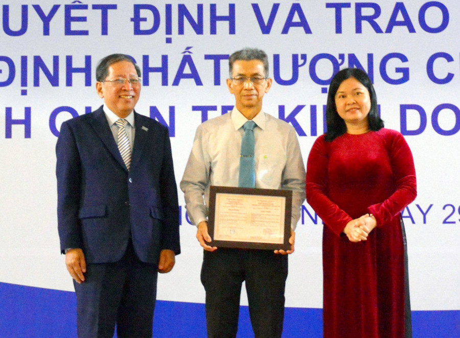 PGS. TS Lê Ngọc Quỳnh Lam (bìa phải) – Giám đốc CEA VNU-HCM trao giấy chứng nhận kiểm định chất lượng cho đại diện lãnh đạo khoa QTKD cùng Hiệu trưởng STU