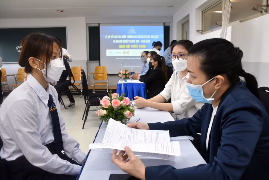 Sinh viên tham gia phỏng vấn tại bàn tuyển dụng của Khách sạn Nikko Saigon.