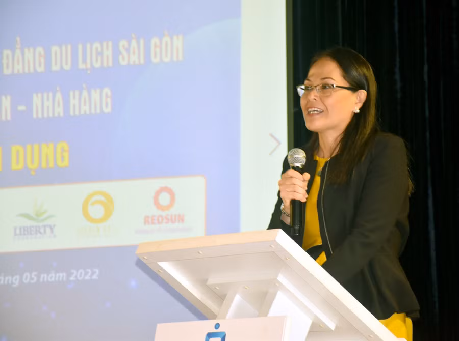 ThS Ngô Thị Quỳnh Xuân - Hiệu trưởng nhà trường phát biểu.