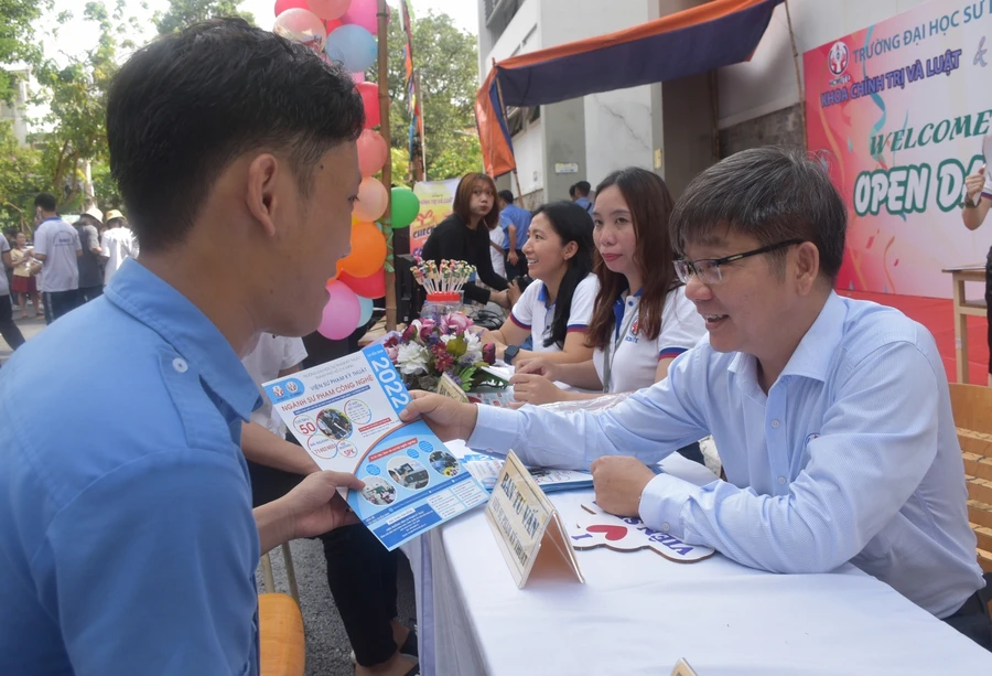 Học sinh tìm hiểu về ngành Sư phạm công nghệ tại Ngày mở lần thứ 15.