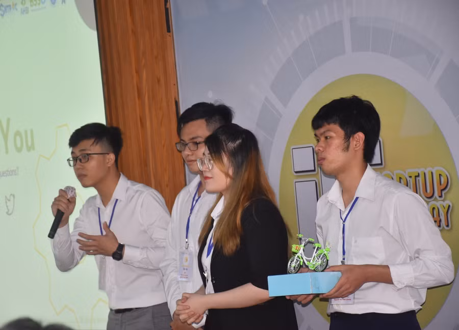 Các thành viên thực hiện dự án 3B trả lời chất vấn tại vòng chung kết.