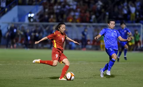 Tiền đạo đội trưởng Huỳnh Như dứt điểm