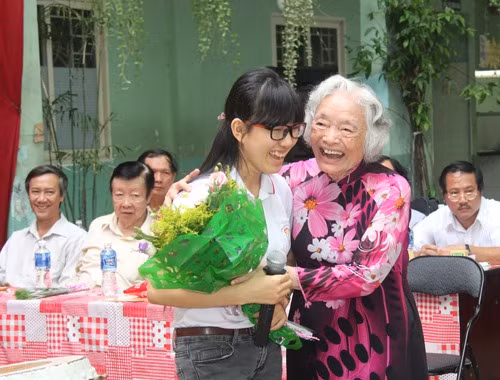 Nhà giáo Đàm Lê Đức được nhiều thế hệ học trò yêu kính. Ảnh tư liệu.
