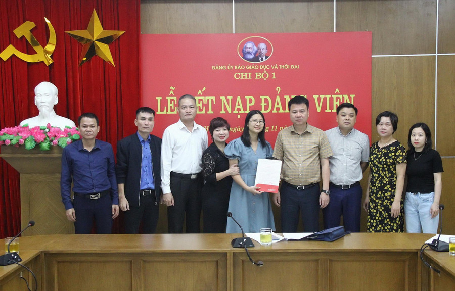 Lễ kết nạp đảng viên cho đồng chí Trần Huyền Li tại Chi bộ 1 Lễ kết nạp đảng viên cho đồng chí Trần Huyền Li tại Chi bộ 1