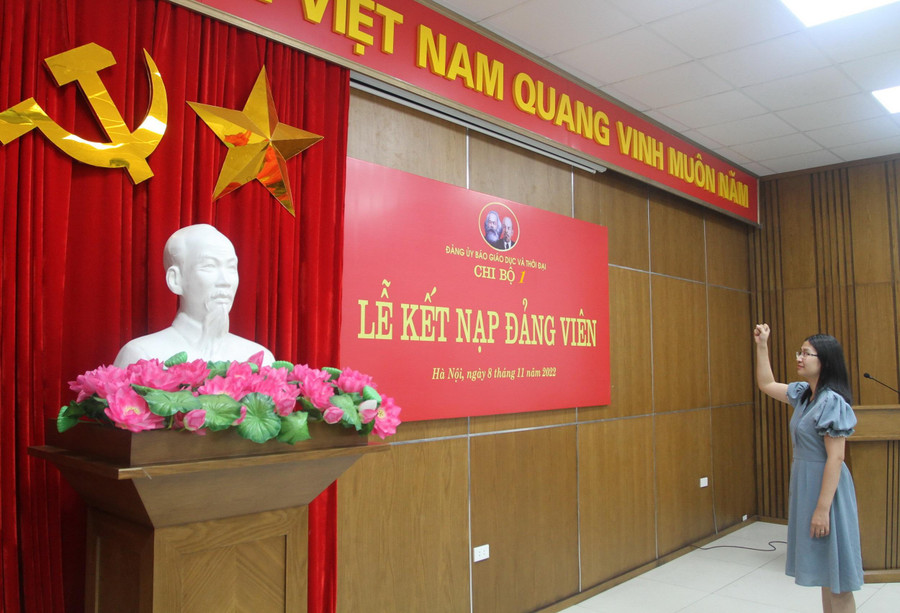 Đảng viên Trần Huyền Li tuyên thệ dưới cờ Tổ quốc, cờ Đảng Đảng viên Trần Huyền Li tuyên thệ dưới cờ Tổ quốc, cờ Đảng