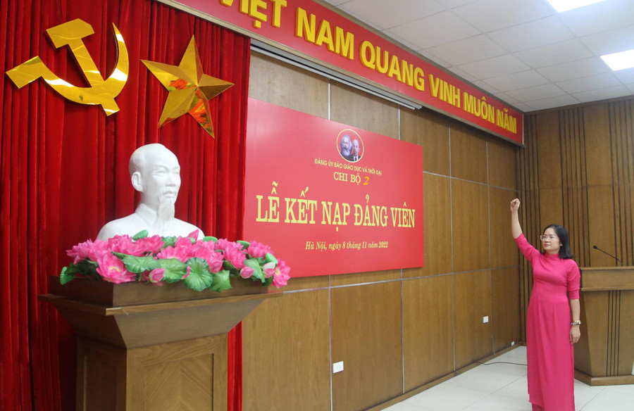 Đảng viên Nguyễn Thị Dịu tuyên thệ dưới cờ Tổ quốc, cờ Đảng Đảng viên Nguyễn Thị Dịu tuyên thệ dưới cờ Tổ quốc, cờ Đảng