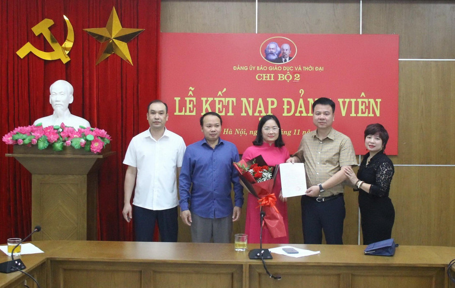 Lễ kết nạp đảng viên cho đồng chí Nguyễn Thị Dịu tại Chi bộ 2 Lễ kết nạp đảng viên cho đồng chí Nguyễn Thị Dịu tại Chi bộ 2
