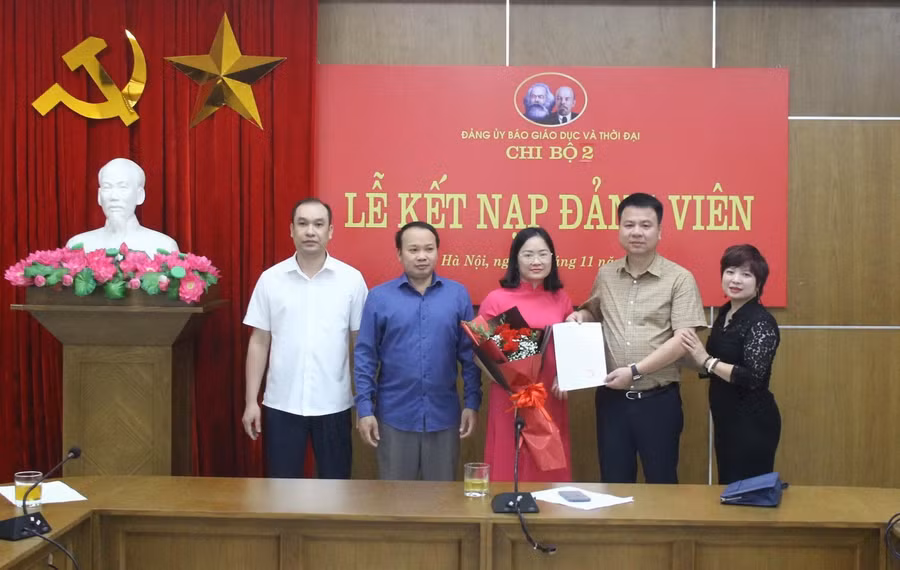 Lễ kết nạp đảng viên cho đồng chí Nguyễn Thị Dịu tại Chi bộ 2