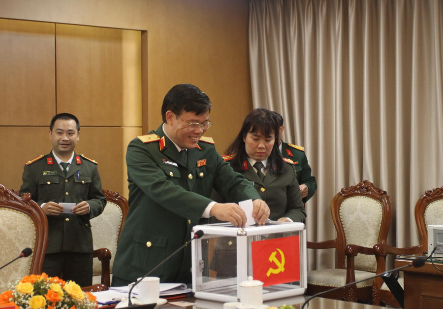 Đại hội bỏ phiếu bầu cấp ủy Đại hội bỏ phiếu bầu cấp ủy