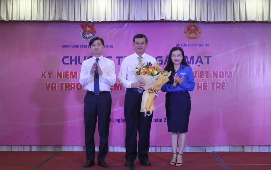 Lãnh đạo Trung ương Đoàn tặng hoa chúc mừng lãnh đạo Bộ Giáo dục và Đào tạo nhân ngày Nhà giáo Việt Nam Lãnh đạo Trung ương Đoàn tặng hoa chúc mừng lãnh đạo Bộ Giáo dục và Đào tạo nhân ngày Nhà giáo Việt Nam