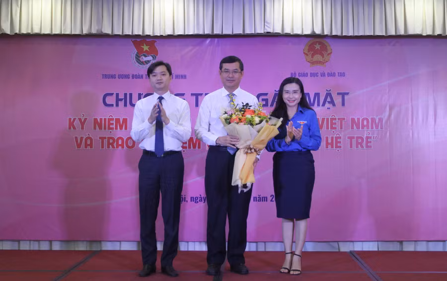 Lãnh đạo Trung ương Đoàn tặng hoa chúc mừng lãnh đạo Bộ Giáo dục và Đào tạo nhân ngày Nhà giáo Việt Nam