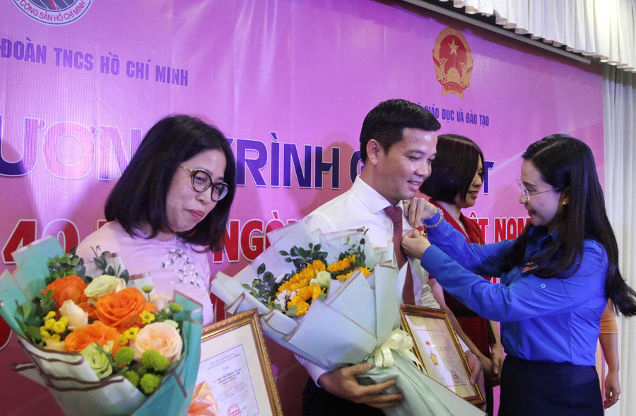 Lãnh đạo Trung ương Đoàn trao kỷ niệm chương “Vì thế hệ trẻ” cho các cán bộ Bộ Giáo dục và Đào tạo. Lãnh đạo Trung ương Đoàn trao kỷ niệm chương “Vì thế hệ trẻ” cho các cán bộ Bộ Giáo dục và Đào tạo.