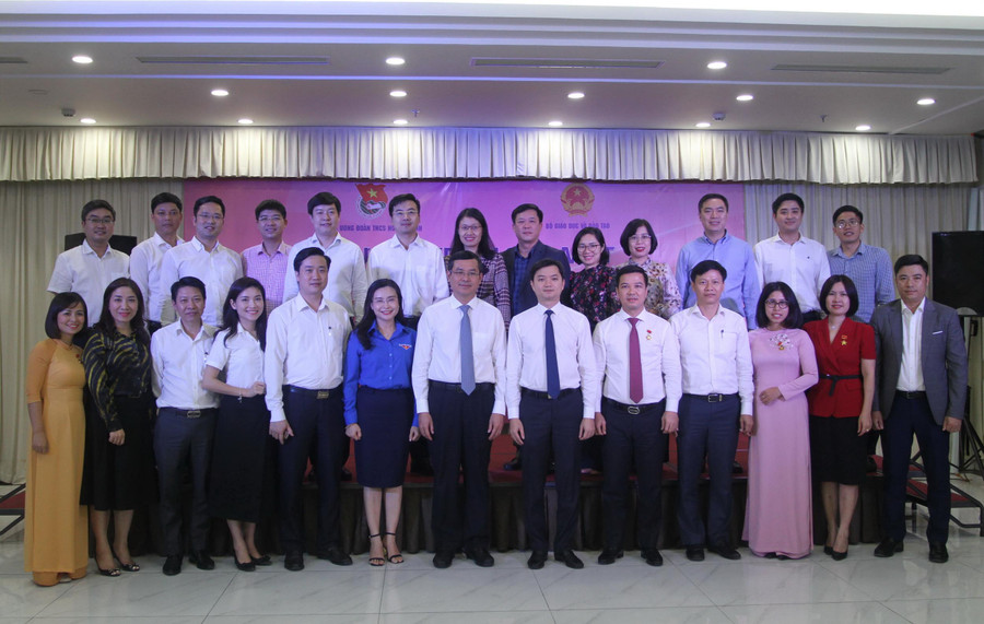 Các đại biểu chụp ảnh lưu niệm. Các đại biểu chụp ảnh lưu niệm.