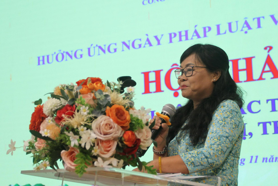 Đại biểu tham luận tại hội thảo Đại biểu tham luận tại hội thảo