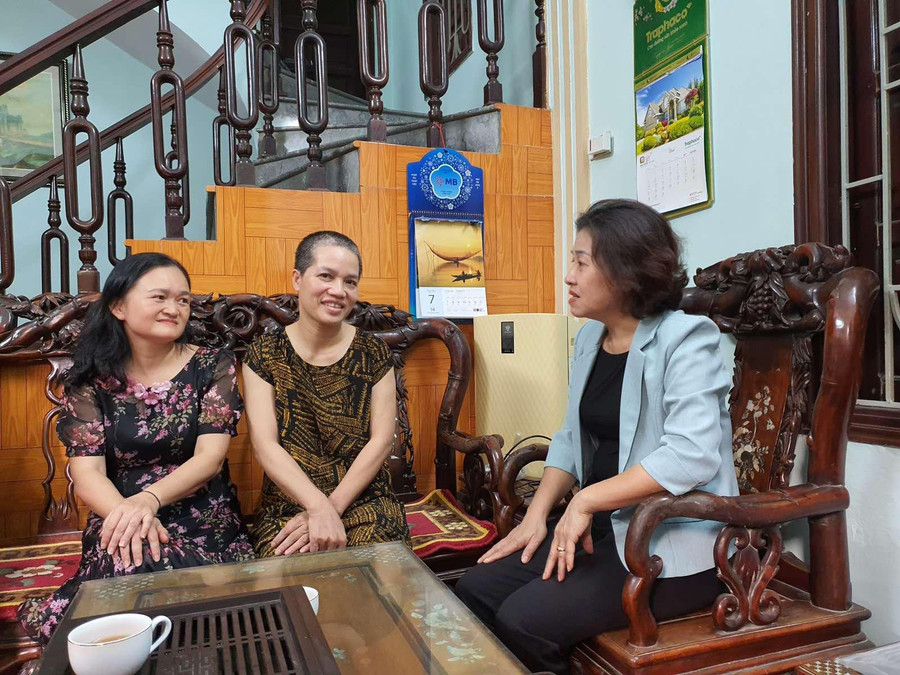 Bà Trần Thị Thu Hà- Chủ tịch Công đoàn ngành Giáo dục Hà Nội thăm hỏi, trò chuyện cùng cô giáo Nguyễn Thị Lưu Bà Trần Thị Thu Hà- Chủ tịch Công đoàn ngành Giáo dục Hà Nội thăm hỏi, trò chuyện cùng cô giáo Nguyễn Thị Lưu