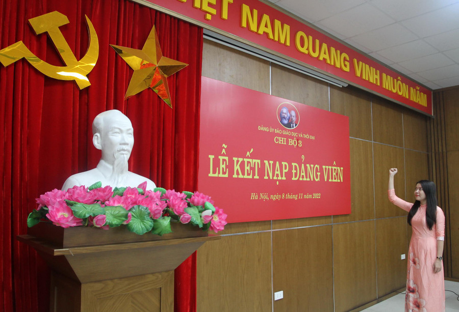 Đảng viên Hồ Thị Lài tuyên thệ dưới cờ Tổ quốc, cờ Đảng Đảng viên Hồ Thị Lài tuyên thệ dưới cờ Tổ quốc, cờ Đảng