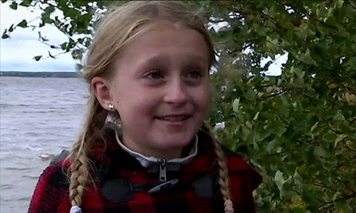 Saga Vanecek tìm thấy thanh kiếm cổ tại hồ Vidostern. Saga Vanecek tìm thấy thanh kiếm cổ tại hồ Vidostern. Ảnh: BBC.