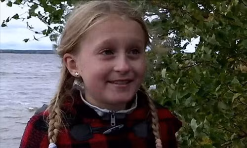 Saga Vanecek tìm thấy thanh kiếm cổ tại hồ Vidostern. Ảnh: BBC.