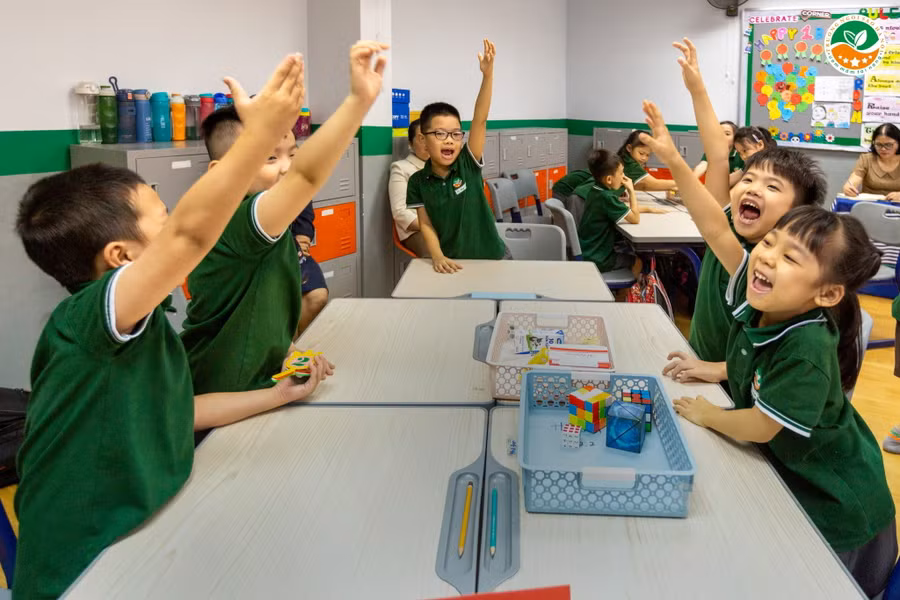 Đảm bảo đủ chỗ học cho học sinh.