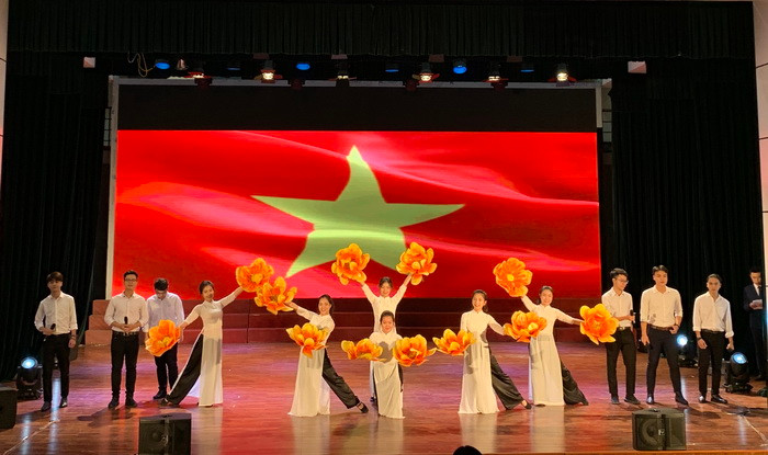 Văn nghệ chào mừng buổi lễ.