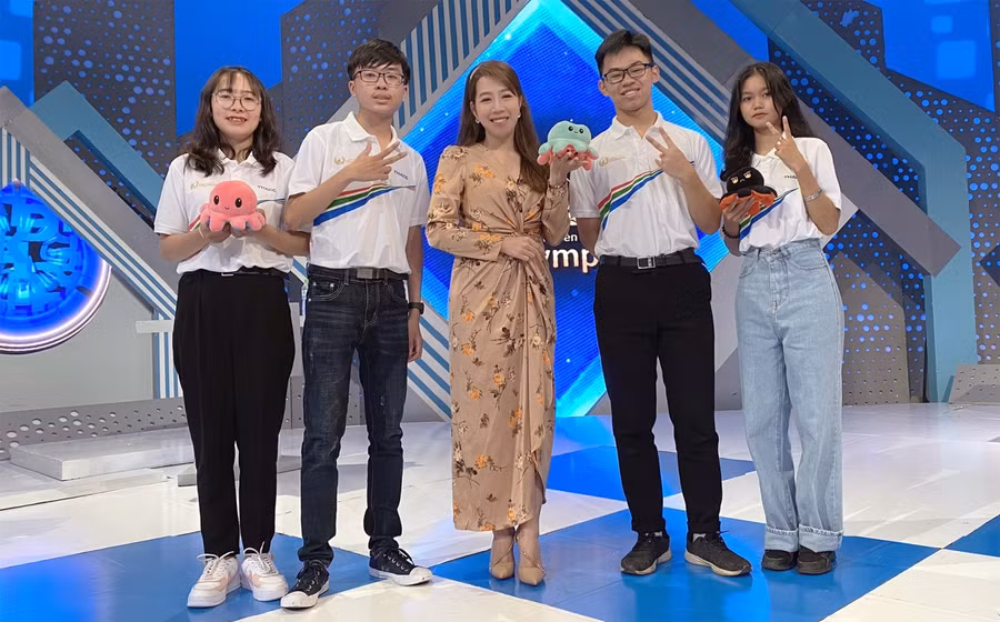 MC Diệp Chi và 4 thí sinh dự thi.