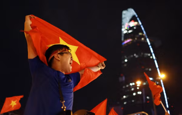 Nhiều người Sài Gòn ăn mừng như Việt Nam đã đoạt chức vô địch. Ảnh: Nguyễn Thành.