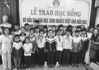 Quảng Trị: Trao học bổng cho HS, SV nghèo hiếu học