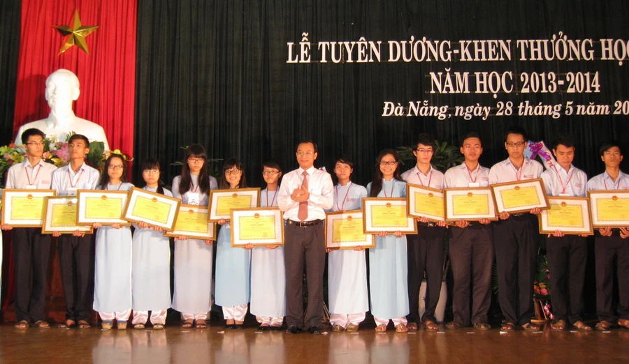 Ông Nguyễn Xuân Anh – Phó Bí thư Thành ủy Đà Nẵng trao tặng bằng và phần thưởng cho học sinh đạt giải cao trong các kỳ thi cấp quốc gia.