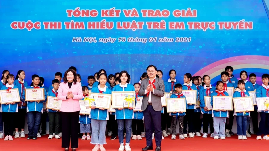 Các thí sinh nhận giải Nhất.